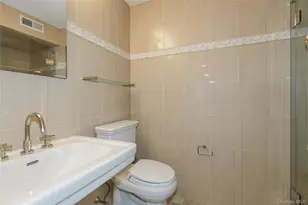 7 Robbins Ln, Great Neck, NY 11020 - Photo 22