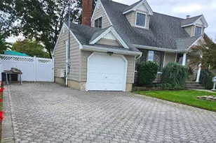 681 N Clinton Ave, Lindenhurst, NY 11757 - Photo 2