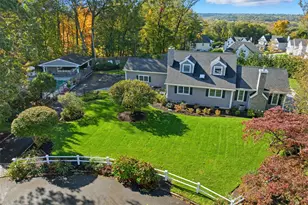 17 Winchester Ln, Huntington, NY 11743 - Photo 2