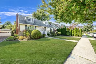 43 Shortridge Dr, Mineola, NY 11501 - Photo 2