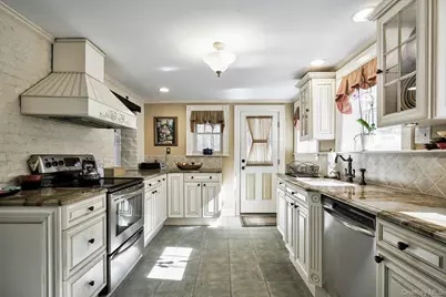 126 Cove Road, Oyster Bay, NY 11771 - Photo 16