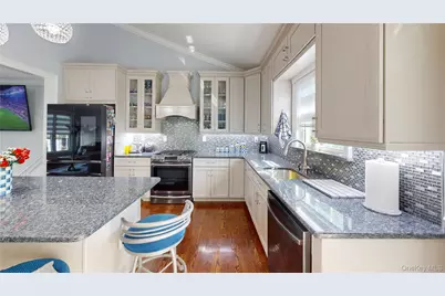 125 Spruce Street, Lindenhurst, NY 11757 - Photo 8