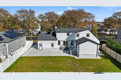 219 Granada Parkway, Lindenhurst, NY 11757 - Photo 26