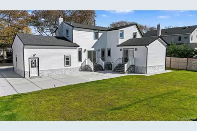 219 Granada Parkway, Lindenhurst, NY 11757 - Photo 28