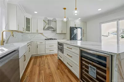 219 Granada Parkway, Lindenhurst, NY 11757 - Photo 8