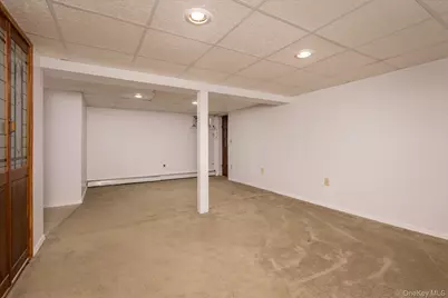 31 Walnut Avenue, Farmingdale, NY 11735 - Photo 18