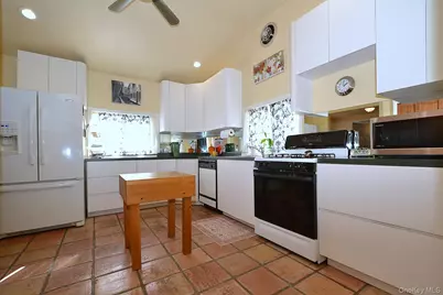 386 Grove Avenue, Patchogue, NY 11772 - Photo 6