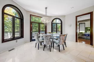 25 Edgewater Ln, Great Neck, NY 11023 - Photo 12