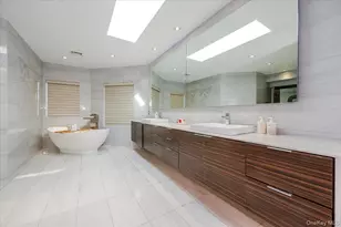 25 Edgewater Ln, Great Neck, NY 11023 - Photo 16