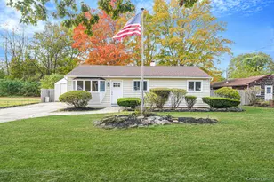 1039 Joselson Ave, Bay Shore, NY 11706 - Photo 2