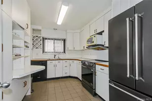 21 Canterbury, Great Neck, NY 11021 - Photo 14