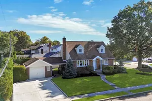 2 Ash Pl, New Hyde Park, NY 11040 - Photo 4