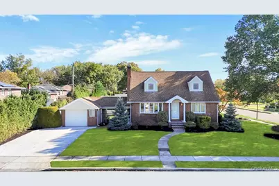 2 Ash Place, New Hyde Park, NY 11040 - Photo 2