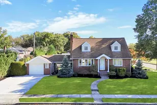 2 Ash Pl, New Hyde Park, NY 11040 - Photo 2