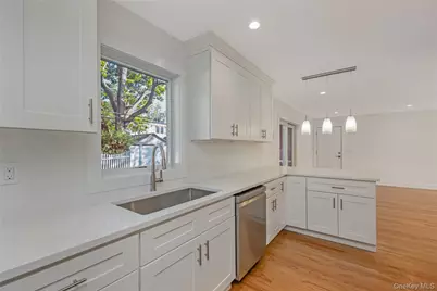 985 Douglas Avenue, Wantagh, NY 11793 - Photo 18