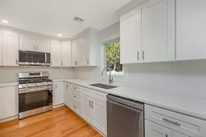 985 Douglas Avenue, Wantagh, NY 11793 - Photo 16