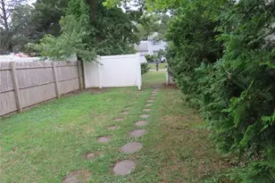 33 Pine Cone Ln, Islandia, NY 11749 - Photo 12