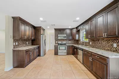 2 Max Way, Commack, NY 11725 - Photo 8