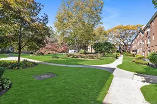 7 Edwards, Roslyn Heights, NY 11577 - Photo 16