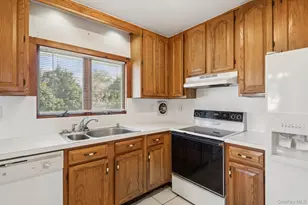 17 Whitman Ave, Syosset, NY 11791 - Photo 8