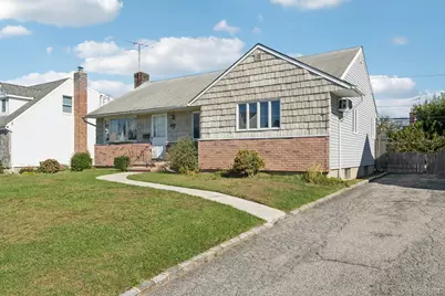 17 Whitman Avenue, Syosset, NY 11791 - Photo 2