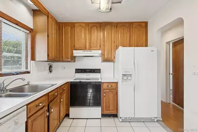 17 Whitman Avenue, Syosset, NY 11791 - Photo 6