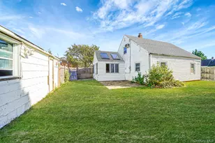 36 Bowling Ln, Levittown, NY 11756 - Photo 4