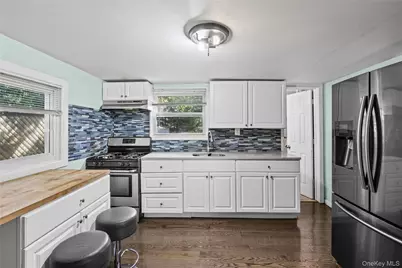 136 N Delaware Avenue, Lindenhurst, NY 11757 - Photo 8