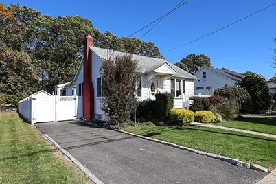 22 Davenport Place, Bellmore, NY 11710 - Photo 2