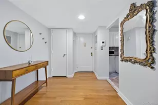 5 Terrace Cir, Great Neck, NY 11021 - Photo 2