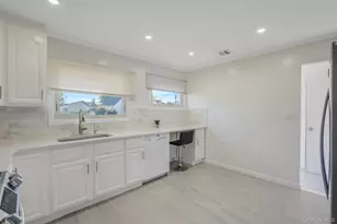 26 Sky Ln, Levittown, NY 11756 - Photo 10