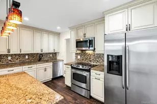 4 Greenway Dr, Syosset, NY 11791 - Photo 14