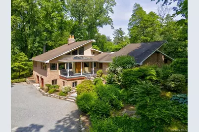 4 Sloanes Court, Sands Point, NY 11050 - Photo 2