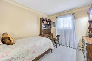 7 Montana St, Hicksville, NY 11801 - Photo 12