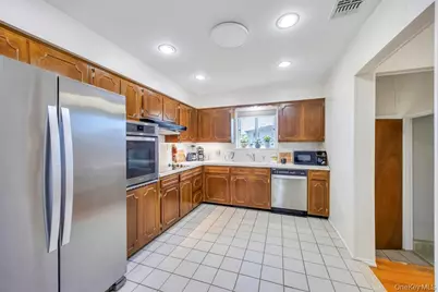 7 Montana Street, Hicksville, NY 11801 - Photo 4