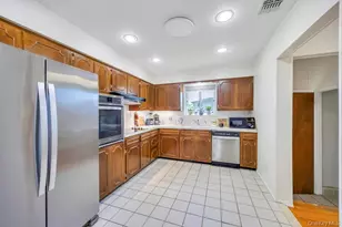 7 Montana St, Hicksville, NY 11801 - Photo 4