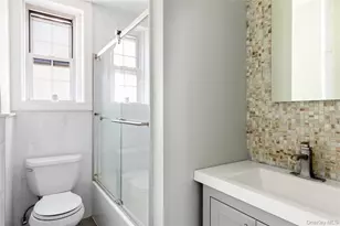 4 Maple Dr, Great Neck, NY 11021 - Photo 16