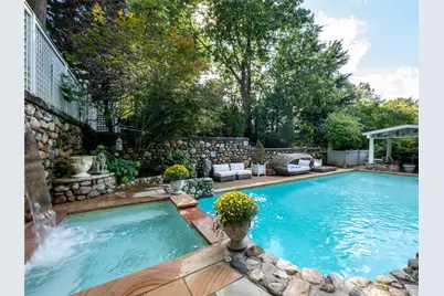 1054 Plandome Road, Manhasset, NY 11030 - Photo 26