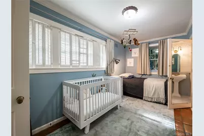 1054 Plandome Road, Manhasset, NY 11030 - Photo 32