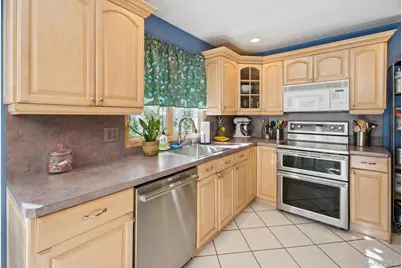 23 Windsor Street, Islip, NY 11751 - Photo 6