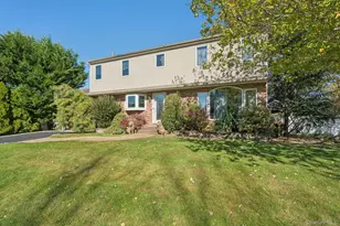 23 Windsor St, Islip, NY 11751 - Photo 2