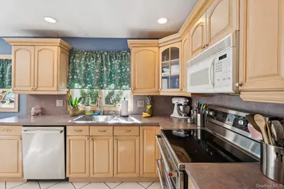 23 Windsor Street, Islip, NY 11751 - Photo 10