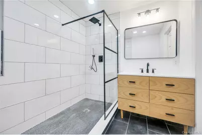 21 Van Brunt Road, New York, NY 11693 - Photo 10