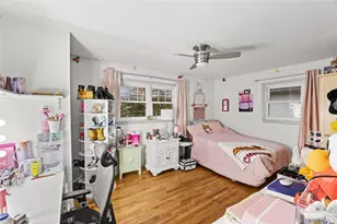 9 Riviera Pkwy, Lindenhurst, NY 11757 - Photo 6