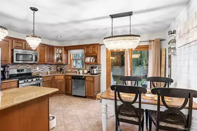 9 Riviera Parkway, Lindenhurst, NY 11757 - Photo 4