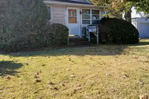 8 Woodburn St, Patchogue, NY 11772 - Photo 4