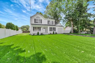 112 Chanel Dr E, Shirley, NY 11967 - Photo 4