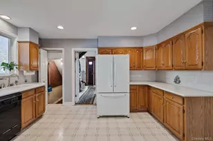 29 Summit Ave, Lynbrook, NY 11563 - Photo 10