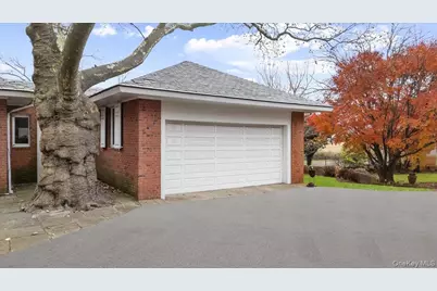 246 Briarwood Crossing, Lawrence, NY 11559 - Photo 10