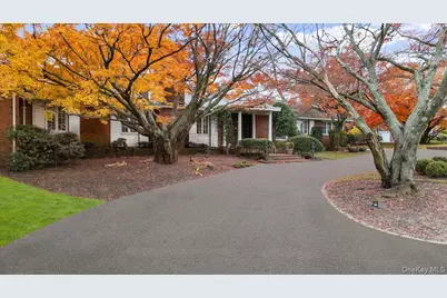 246 Briarwood Crossing, Lawrence, NY 11559 - Photo 4